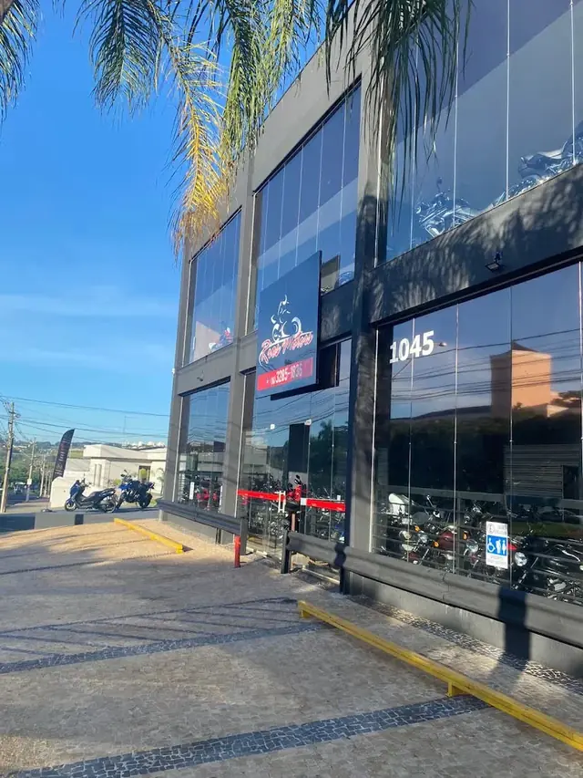 Fachada da Rios Motors, loja de motos na Av. Presidente Kennedy, 1045, em Ribeirão Preto