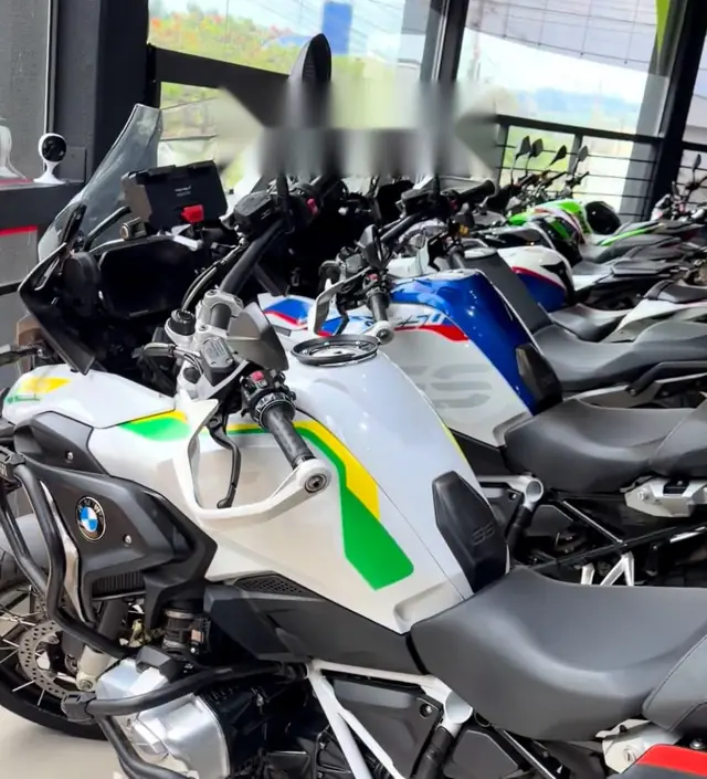 Moto big trail BMW GS na loja da Rios Motors