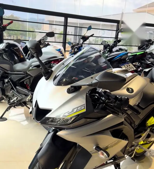 Moto esportiva Yamaha R15 prata