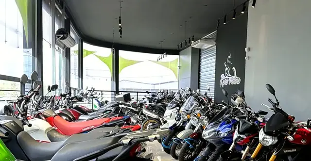 Salão da Rios Motors com motos usadas e 0 km enfileiradas