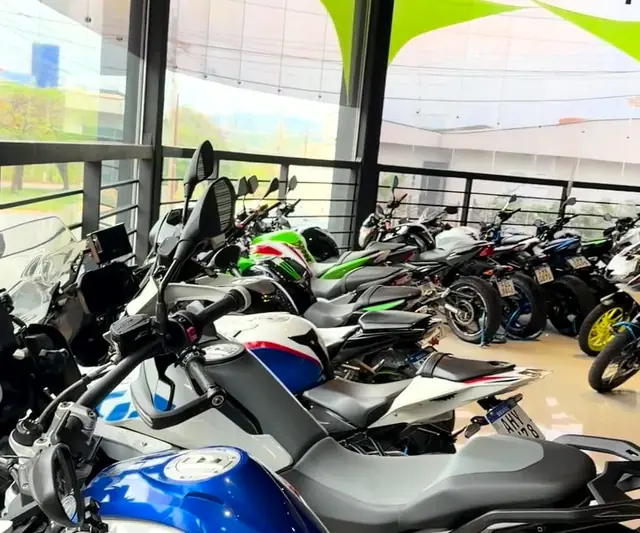 Motos seminovas BMW e Kawasaki expostas na loja em Ribeirão Preto