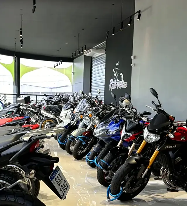 Fileira de motos street e naked na loja